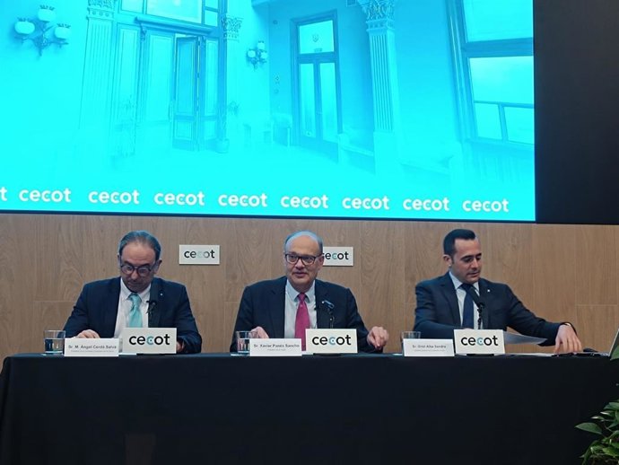 El presidente de la comisión de industria de Cecot, Miquel Àngel Cerdà; el presidente, Xavier Panés, y el secretario general, Oriol Alba en rueda de prensa este lunes, en la sede de la patronal catalana