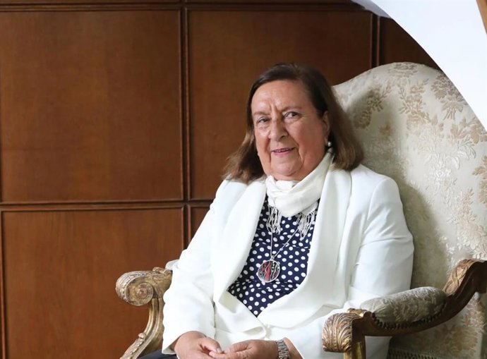 Lydia Jiménez con la Cruz pro Ecclesia et Pontifice.