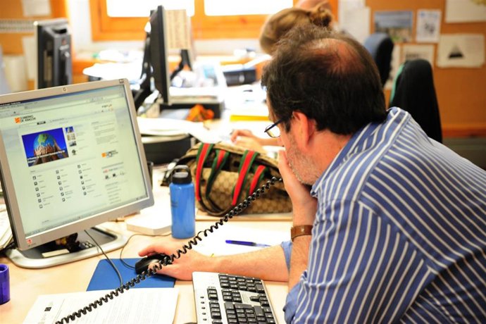 Archivo - Funcionario delante de un ordenador e-administración electrónica