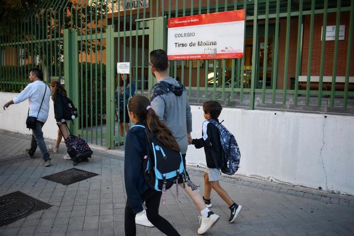 Archivo - Un padre con sus hijos el primer día de colegio, a 9 de septiembre de 2024, en Madrid (España). 