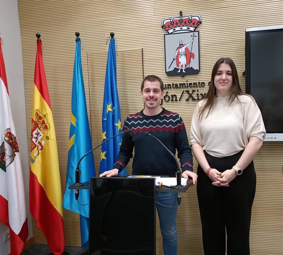 Los portavoces de IU - Más País - IAS y de Podemos en el Ayuntamiento de Gijón, Javier Suárez Llana y Olaya Suárez, en rueda de prensa en el Consistorio gijonés.