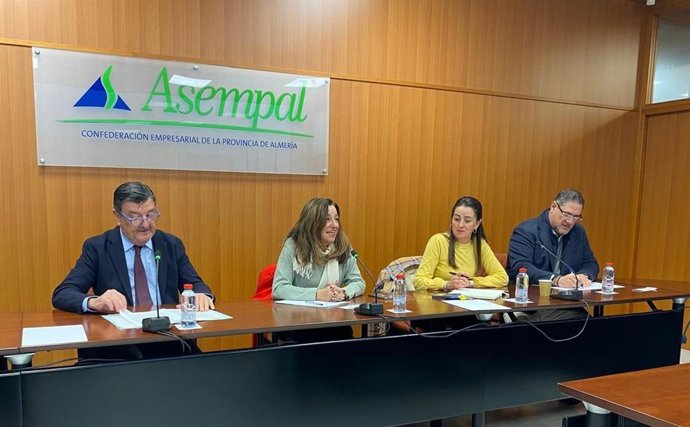 La consejera de Desarrollo Educativo, María del Carmen Castillo, se reúne con el presidente de Asempal, Cecilio Peregrín.