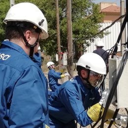 Archivo - Un alumno de un ciclo de FP Dual durante unas prácticas.