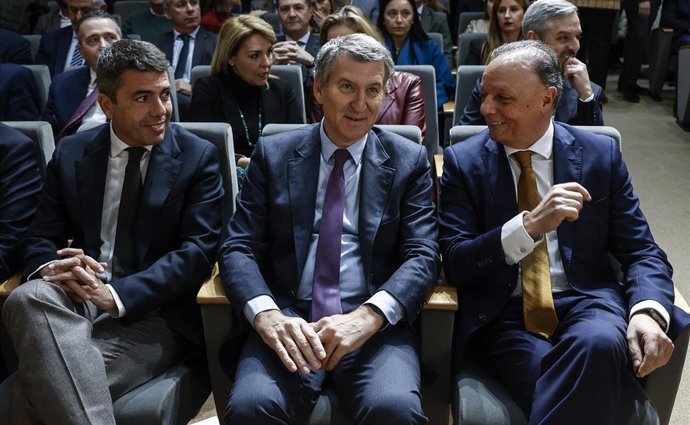 El presidente del Partido Popular, Alberto Núñez Feijóo, el president de la Comunidad Valenciana, Carlos Mazón, y el presidente de la CEV, Salvador Navarro, durante un encuentro empresarial, en la sede de la CEV