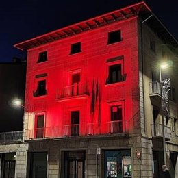 El Consell Comarcal del Ripollès en Ripoll (Girona), iluminado de rojo por la Marató de Donants de Sang 2025.