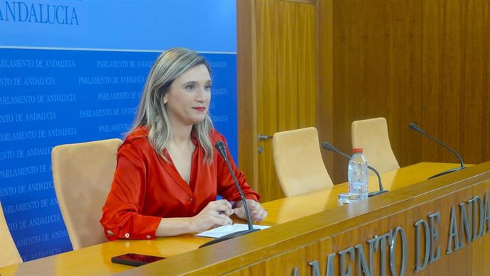 La portavoz del PSOE-A, María Márquez, en rueda de prensa en el Parlamento andaluz. (Foto de archivo).