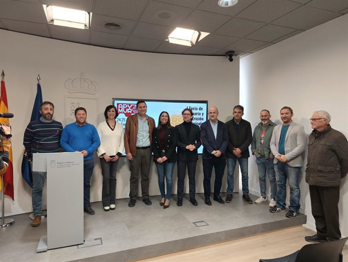 La consejera de Agua, Agricultura, Ganadería y Pesca, Sara Rubira, junto a los organizadores de la Feria de Maquinaria y Nutrición Apícola durante la presentación en la Consejería.