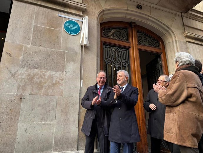 El alcalde de Barcelona, Jaume Collboni, junto al decano del Col·legi d'Enginyers de Camins, Canals i Ports de Catalunya, Pere Calvet, durante la inauguración de la placa conmemorativa al ingeniero Ildefons Cerdà