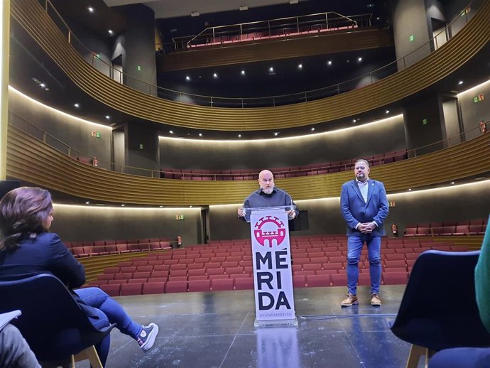El director de SEDA, Lope García Tamarit, y el alcalde de Mérida, Antonio Rodríguez Osuna,en la presentación de la programación del Teatro María Luisa para el primer trimestre de 2025