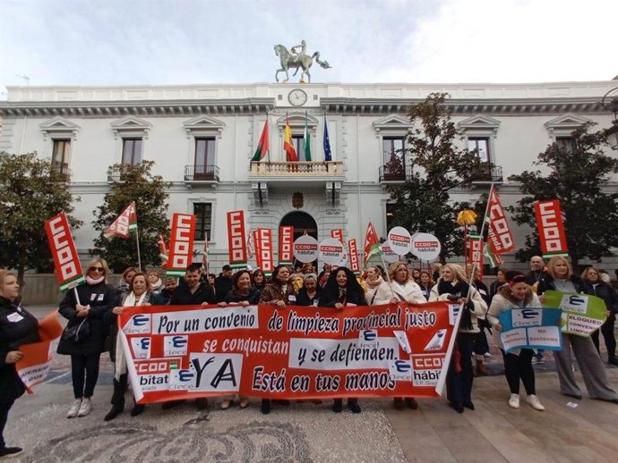 Concentración de CCOO a las puertas del Ayuntamiento de Granada.