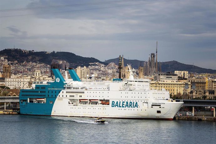 Barco de Baleària en Barcelona.