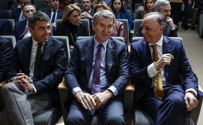 El president del Partit Popular, Alberto Núñez Feijóo, el president de la Comunitat Valenciana, Carlos Mazón, i el president de la CEV, Salvador Navarro, durant una trobada empresarial, en la seu de la CEV