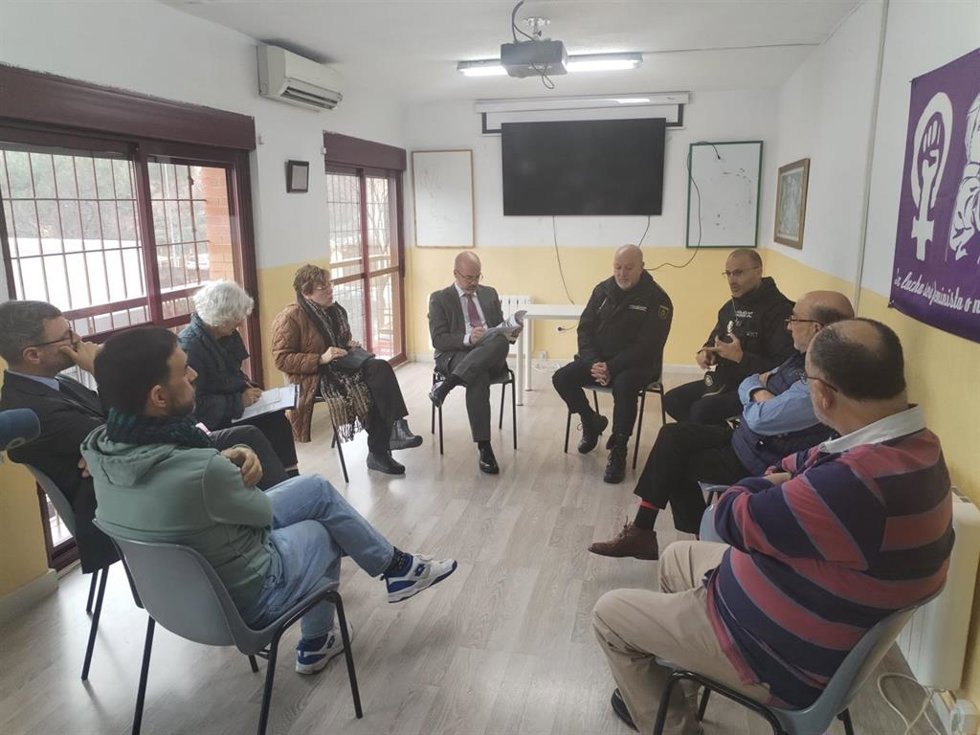 El delegado del Gobierno en Madrid, Francisco Martín, se reúne con representantes vecinales de la asociación de Carabanchel Bajo, y piden solución a los 'afters' ilegales en Oporto y la okupación del campo Puerta Bonita.