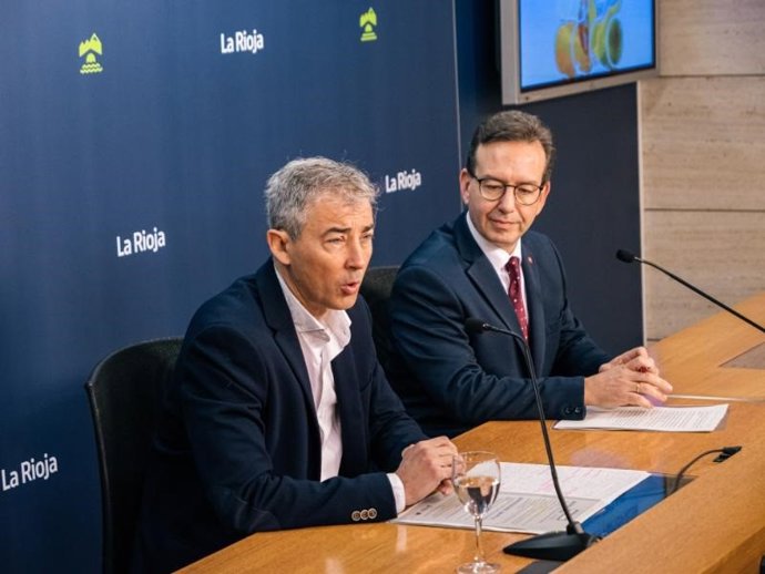 El director general Medio Natural y Paisaje, Ignacio Sáenz de Urturi, junto con el Vicerrector de Responsabilidad Social y Relaciones Corporativas, Jorge Pelegrín, presentan las II Jornadas del Plan de Acción de Educación Ambiental para la Sostenibilidad