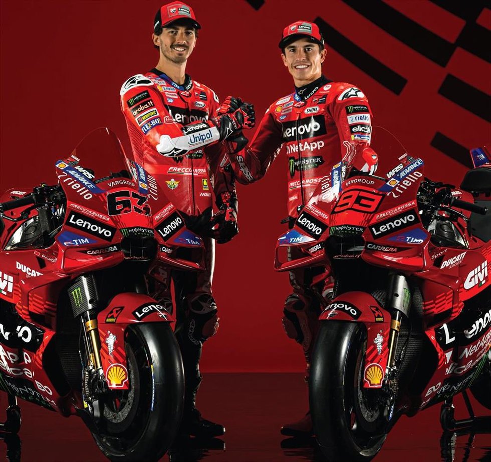 Marc Márquez junto a Francesco Bagnaia tras presentar la Ducati oficial para el Mundial de 2025