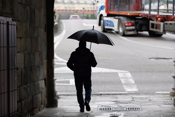 Una persona con paraguas camina en Viveiro, a 8 de enero de 2025, en Viveiro, Lugo, Galicia (España). Durante esta mañana de miércoles, Galicia ha registrado vientos de más de 150 kilómetros por hora, en concreto, el valor máximo, según Meteogalicia, se h