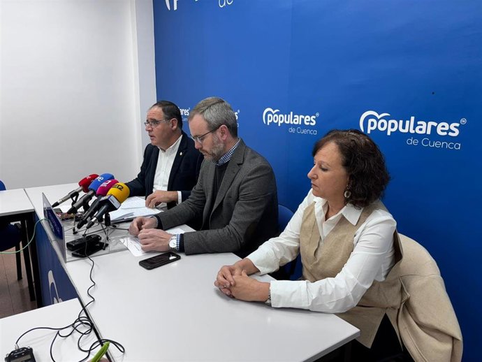 El presidente del PP conquense, Benjamín Prieto, el portavoz de la formación en la Diputación de Cuenca, Cayetano Solana, y la alcaldesa de Tresjuncos, Marisa Ramírez.