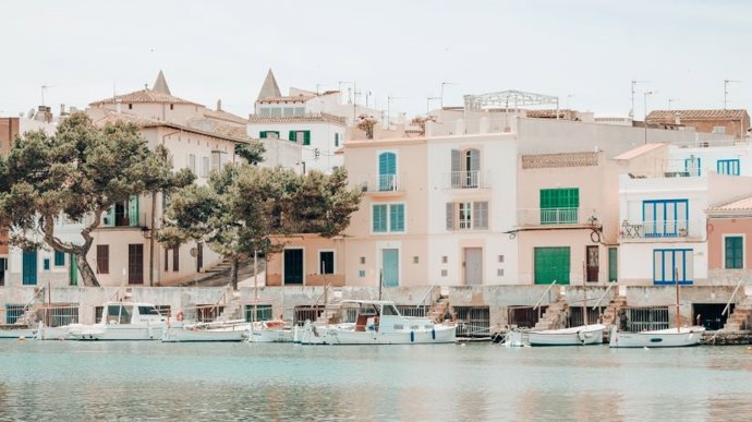 Embarcaciones amarradas en Portocolom.