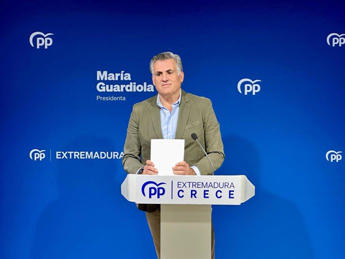 El vicesecretario de organización del Partido Popular de Extremadura, José Manuel García Ballestero, en rueda de prensa este lunes en Mérida