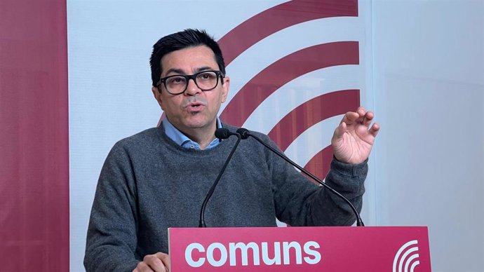 El portavoz y diputado de los Comuns en el Parlament Gerardo Pisarello, en una rueda de prensa en la sede de la formación