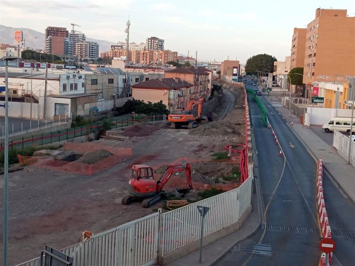 Archivo - Obras del soterramiento de las vías del tren en Almería entre la carretera de Sierra Alhamilla y la calle Ferrobús.