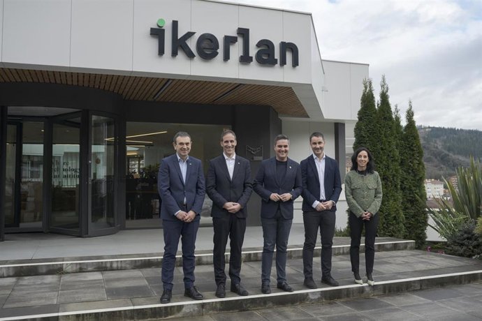 El consejero de Industria, Transición Energética y Sostenibilidad, Mikel Jauregi, el presidente de Mondragon, Pello Rodríguez, el director general de Ikerlan, Ion Etxeberria, y el director general de Orbik Cybersecurity, Salvador Trujillo.