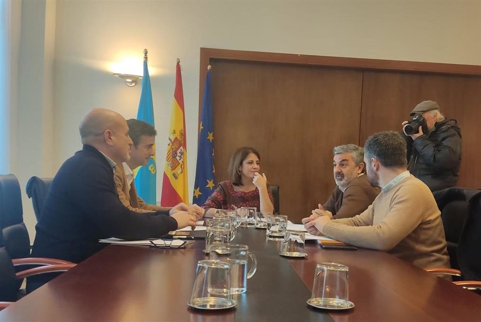 La Delegada del Gobierno de Asturias, Adriana Lastra y el consejero de Fomento Cooperación Local y Prevención de Incendios, Alejandro Calvo han presentado este lunes el plan especial de movilidad por las obras del puente de Ribadesella.