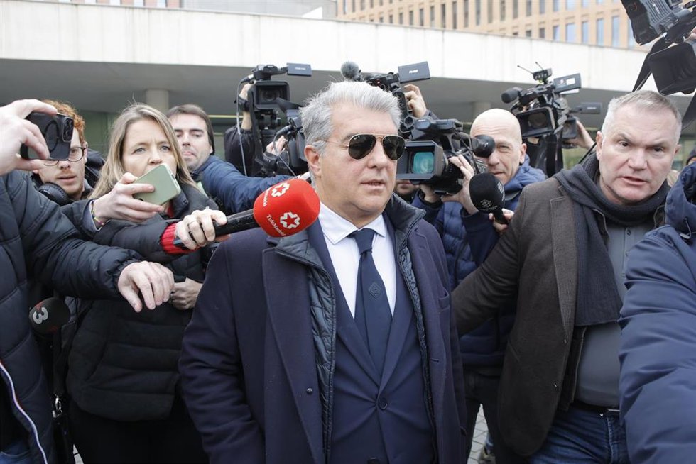 El presidente del FC Barcelona, Joan Laporta, sale del juzgado tras declarar en la Ciutat de la Justicia, a 20 de enero de 2025, en Barcelona, Catalunya (España)