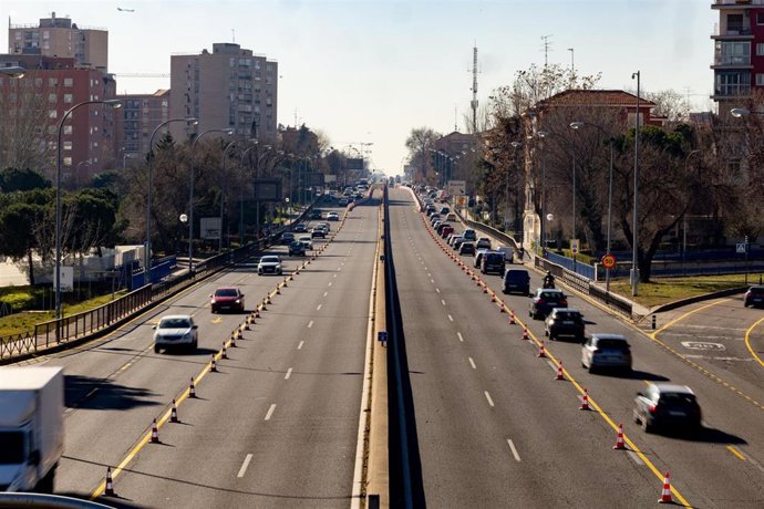 Decenas de vehículos en la A-5 