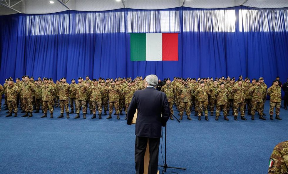 Antonio Tajani, ministro de Exteriores de Italia, junto a tropas del país.