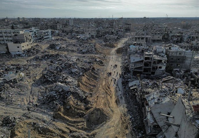 Palestinos caminando entre edificios destruidos por los bombardeos del Ejército de Israel contra la ciudad de Rafá, en el sur de la Franja de Gaza, después de la entrada en vigor del acuerdo de alto el fuego entre Israel y Hamás (archivo)