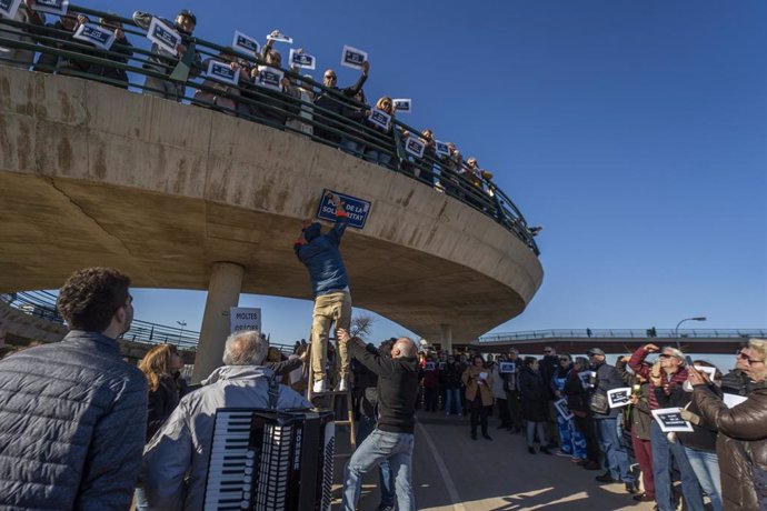 Colocación de una placa que indica el 'Puente de la Solidaridad' durante un homenaje a los voluntarios y las víctimas de la dana