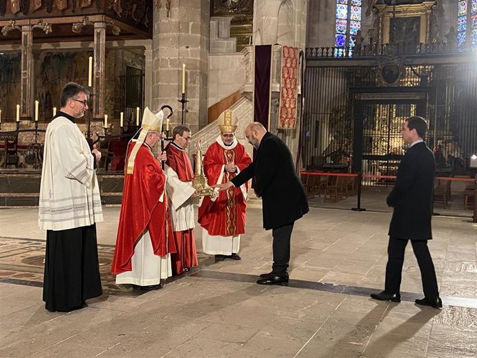 El alcalde de Palma, Jaime Martínez, venera la reliquia de Sant Sebastià.