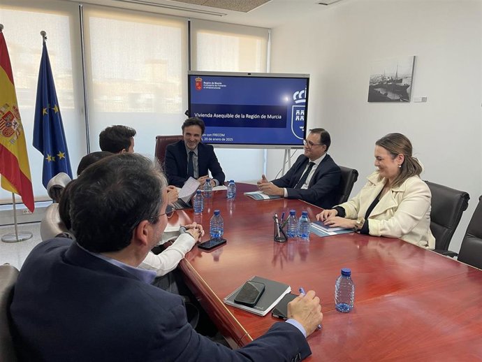 El consejero de Fomento e Infraestructuras, Jorge García Montoro, y el presidente de Frecom, José Hernández, durante la reunión sobre el nuevo modelo de 'Vivienda Asequible de la Región de Murcia'.