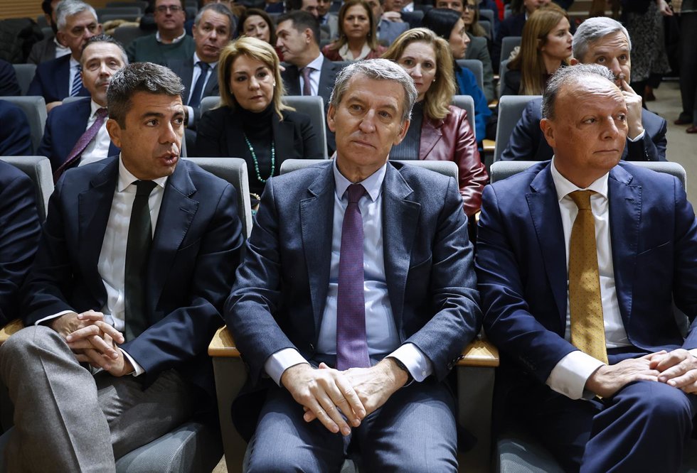 El presidente del Partido Popular, Alberto Núñez Feijóo, el president de la Comunidad Valenciana, Carlos Mazón, y el presidente de la CEV, Salvador Navarro, durante un encuentro empresarial, en la sede de la CEV, a 20 de enero de 2025, en Valencia, Comu