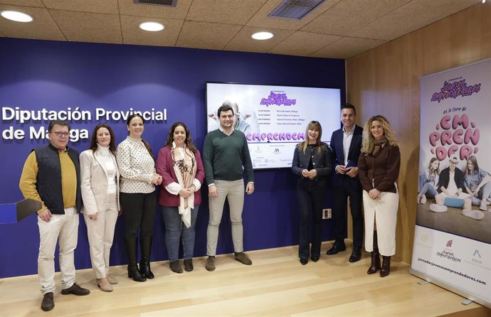 La diputada de Empleo y Formación, María del Carmen Márquez; el director general del IAJ, Pedro Ramírez; la delegada territorial de Inclusión Social, Ruth Sarabia; y representantes municipales de Málaga, Estepona, Vélez y Mijas.