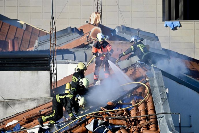 Varios bomberos trabajan en la extinción del incendio, a 17 de enero de 2025, en Santander. Los efectivos de emergencias trabajan en la extinción de un incendio desatado en un edificio del centro de Santander, en la calle Juan de la Cosa.