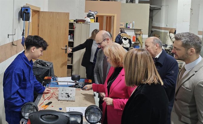 La consejera de Industria, Comercio y Empleo, Leticia García, durante la visita a los cursos.