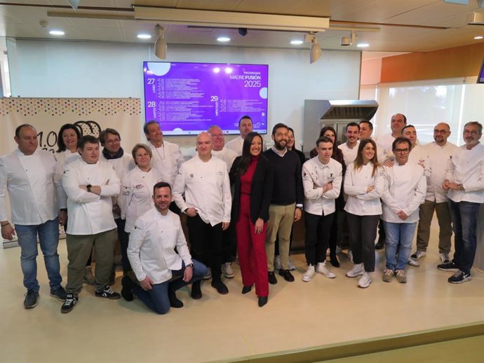 La consejera Carmen Conesa y el director del Instituto de Turismo, con representantes del mundo de la gastronomía regional en la presentación de Madrid Fusión