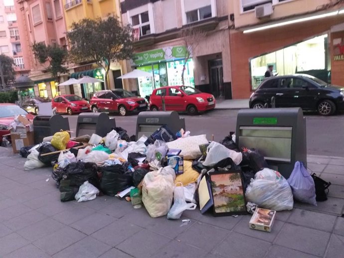 Basura acumulada en la calle Santos Zárate de Almería.