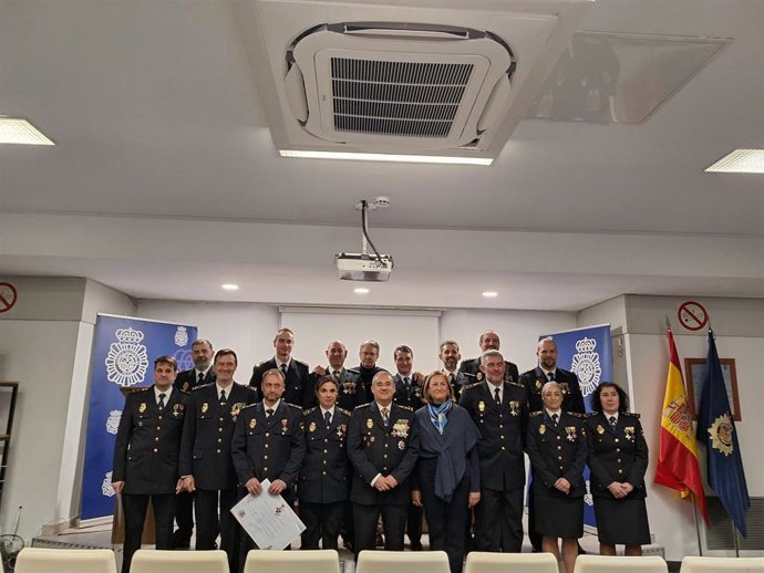 La subdelegada del Gobierno, Marian Rueda, y el comisario jefe Martínez (centro), con el grupo de policías distinguidos por su tiempo De servicio.