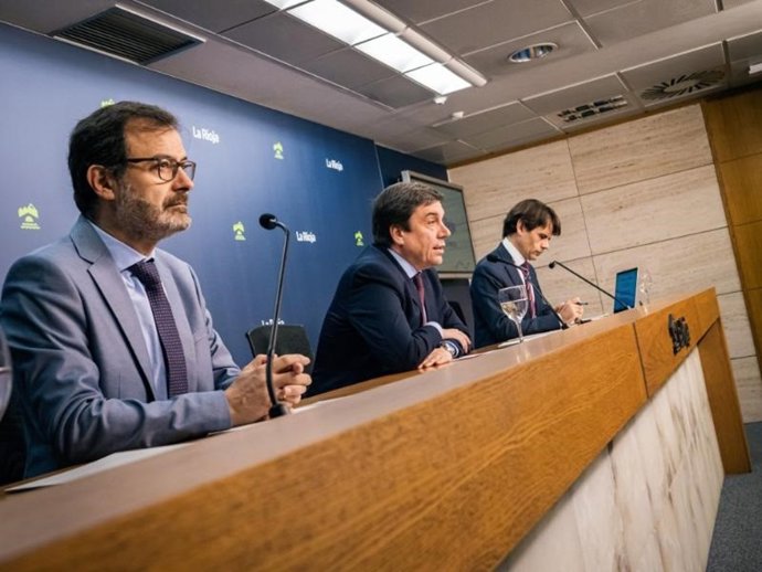 El consejero de Educación y Empleo, Alberto Galiana, el viceconsejero de Educación, Universidades y Formación Profesional, Miguel Ángel Fernández, y el director general de Innovación y Ordenación Educativa, Fabián Martín