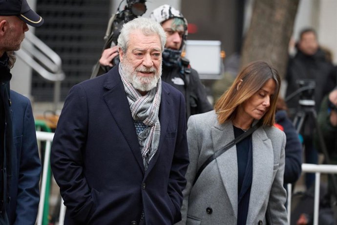 El jefe de gabinete de la presidenta de la Comunidad de Madrid, Isabel Díaz Ayuso, Miguel Ángel Rodríguez (c), a su llegada a declarar al Tribunal Supremo
