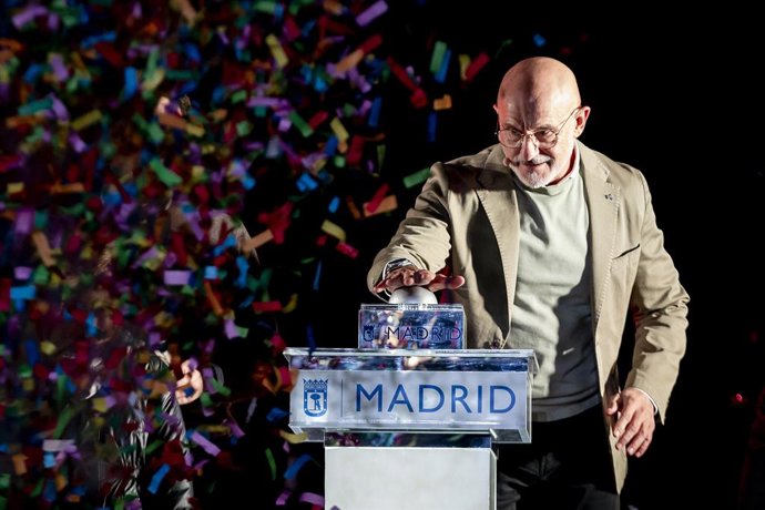 Archivo - El seleccionador nacional de fútbol, Luis de la Fuente, durante el encendido de las luces de Navidad 2024 en la Puerta del Sol, a 28 de noviembre de 2024, en Madrid (España). Este año, el seleccionador nacional de fútbol, Luis de la Fuente, es q