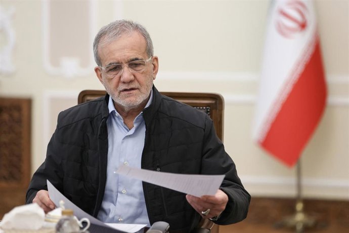 El presidente de Irán, Masud Pezeshkian, durante una reunión en su oficina en Teherán (archivo)
