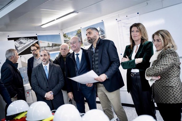 El alcalde de Málaga, Francisco de la Torre, y el rector de la Universidad Europea de Andalucía, Daniel Hormigo, han visitado este lunes las obras para la construcción del campus junto a las ediles Carmen Casero y María Paz Flores.