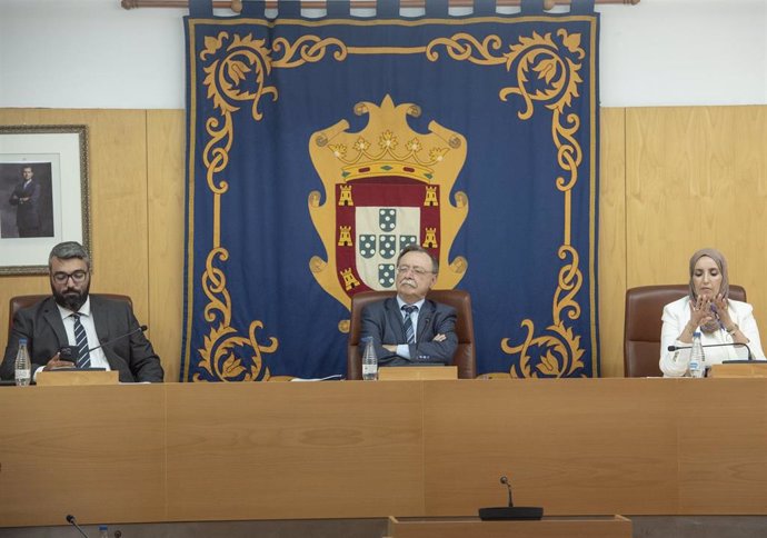 Archivo - El presidente de Ceuta, Juan Jesús Vivas (c), durante un pleno de la Asamblea en una imagen de archivo