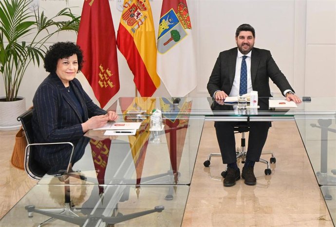Imagen de la reunión que han mantenido en San Esteban el presidente del Gobierno regional, Fernando López Miras, y la alcaldesa de Puerto Lumbreras, María Ángeles Túnez.