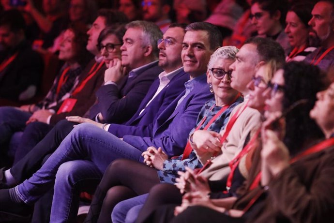 El presidente del Gobierno y secretario general del PSOE, Pedro Sánchez, junto al líder de los socialistas asturianos, Adrián Barbón, en la apertura del 34 Congreso de la FSA