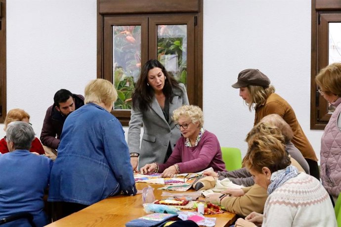 Visita de la consejera de Inclusión Social, Juventud, Familias e Igualdad, Loles López, al Centro de Participación Activa (CPA) de Nerva (Huelva).